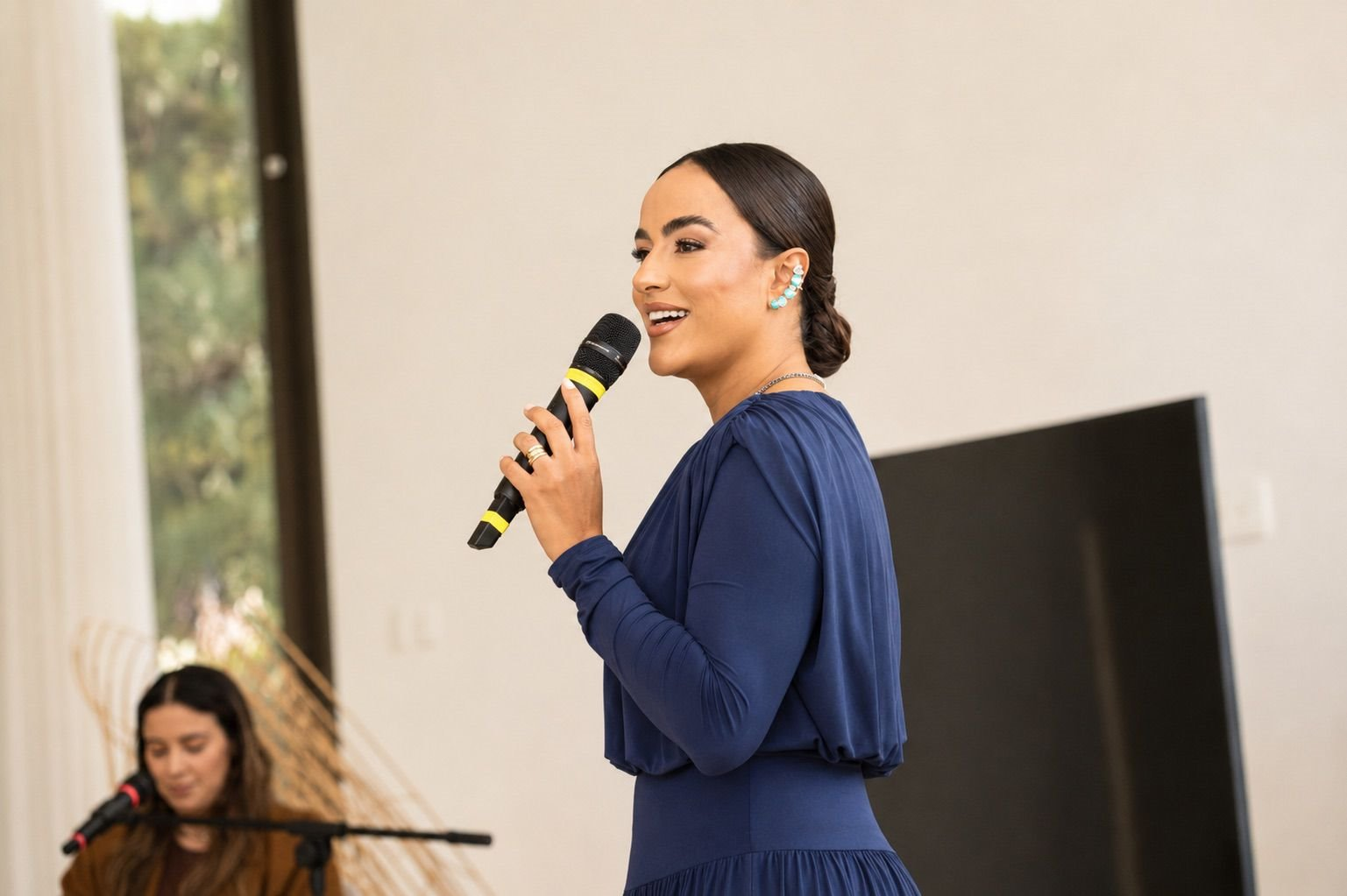 Camila Meneses ministrando para um grupo de mulheres