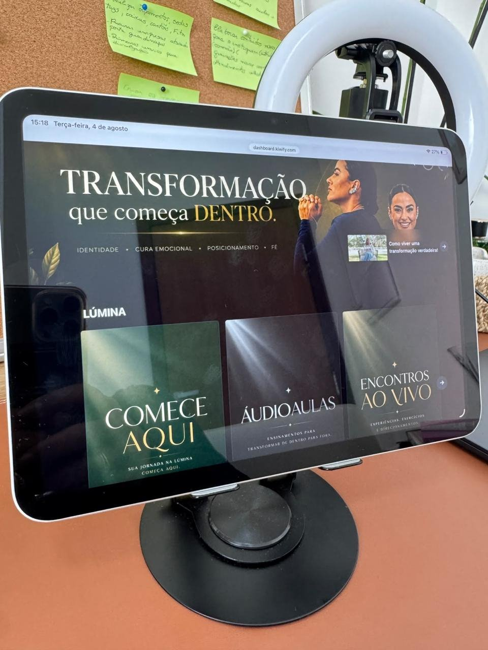 Plataforma da LÚMINA aberta em um tablet, com as áreas Comece aqui, Áudioaulas e Encontros ao vivo